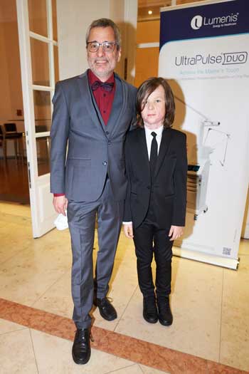 Dr. Carsten Krohn (Leiter „Zentrum für schwerbrandverletzte Kinder“), Luca Berthold beim 26. Advents- Benefizkonzert im Cuvillés Theater am 13. Dezember 2021 (©FFoto: Jens Hartmann/BMW )